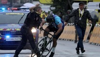 VIDEO: Jeho neuvážený čin mohol skončiť zle. Policajt spacifikoval muža, ktorý vtrhol na trať TdF tesne pred cieľom etapy