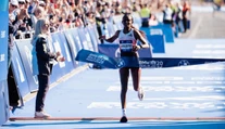 Priam nadpozemský výkon. Etiópčanka vyhrala Berlínsky maratón s roztrhnutou achilovkou