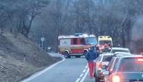 Smrteľná nehoda pri Gelnici. Auto zostalo zakliesnené medzi stromami
