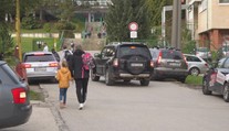 Deti cestou do školy kľučkujú pomedzi autá. Rodičia už 20 rokov žiadajú bezpečný chodník