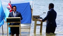 Najoriginálnejšia reč na klimatickej konferencii: Minister išiel v obleku do mora