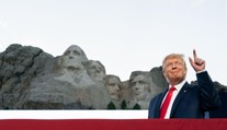 Hor sa tesať! Kongresmanka za republikánov navrhla, aby na horu Mount Rushmore pribudla Trumpova hlava