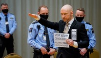 Breivik tvrdí, že sa zmenil a žiada prepustenie. Názor súdnej znalkyne masového vraha nepotešil