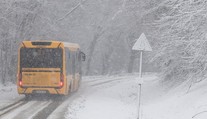 Snehová kalamita ochromila západ Maďarska. Havarovalo až 16 autobusov