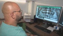 Zmluvní zubári si pýtajú peniaze za röntgen. Zdravotné poisťovne tvrdia, že ho plne hradia