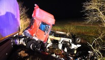FOTO: Dvanásť mŕtvych vrátane dieťaťa pri zrážke kamiónu s mikrobusom