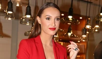 Česká modelka v saku bez podprsenky. To je sexy pohľad