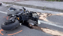 Tragédia vo Veľkých Úľanoch. Mladý motorkár nezvládol zákrutu, zaplatil životom