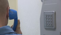 Ďalšia čierna ovca medzi príslušníkmi justičnej stráže. Chcel tisíce eur za dodanie mobilu