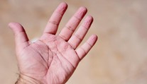 Máte po kúpeli vrásky na prstoch? Na jednej strane je za tým evolúcia, na druhej môže ísť varovný signál