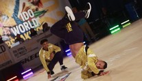 Tanečníkovi breakdance sa na hlave objavila hrča. Na lebke mu vyrástol tumor