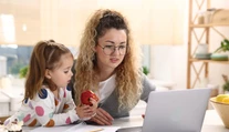 Nemá vám kto postrážiť dieťa? Advokát vysvetľuje, kedy ho môžete vziať do práce