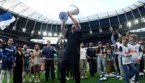 Prelomil ich večné čakanie na trofej, za odmenu má padáka. Tottenham šokoval svojich fanúšikov