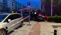 Divoká naháňačka s políciou sa skončila v Petržalke vo fontáne. Padlo množstvo výstrelov