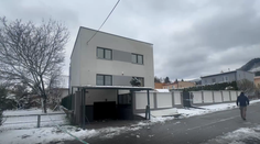 FOTO a VIDEO: Explózia v Martine. Pred domom podnikateľa mala vybuchnúť bomba, páchateľ ju zrejme odpálil na diaľku