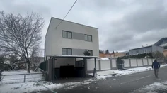 FOTO a VIDEO: Explózia v Martine. Pred domom podnikateľa mala vybuchnúť bomba, páchateľ ju zrejme odpálil na diaľku
