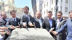 Hádajte, kde poklepávali tentoraz