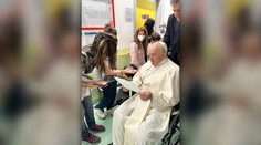 Pápeža Františka v piatok prepustia z nemocnice. Medzitým navštevuje okolité oddelenia a pacientov