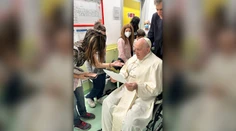 Pápeža Františka v piatok prepustia z nemocnice. Medzitým navštevuje okolité oddelenia a pacientov