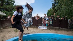 Skočila do bazéna pre hrošíkov! Riaditeľka ZOO netradične zachraňuje zvieratá