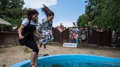 Skočila do bazéna pre hrošíkov! Riaditeľka ZOO netradične zachraňuje zvieratá