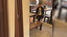 V uliciach Prešova žobrú deti od ľudí peniaze. Podľa svedkov ich pri tom kontrolujú vlastní rodičia