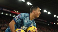 Martin Dúbravka v divokej prestrelke inkasoval štyrikrát, jeho tím však remizoval. Aston Villa s triumfom