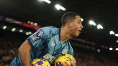 Martin Dúbravka v divokej prestrelke inkasoval štyrikrát, jeho tím však remizoval. Aston Villa s triumfom