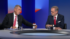 VIDEO: Babiš v priamom prenose podaroval českému premiérovi Fialovi Nutellu, z tašky vytiahol aj rožok