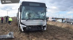 FOTO: Nehoda na R1. Autobus skončil v poli