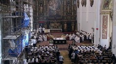 Arcibiskup Orosch dáva kňazom podpisovať vyhlásenia. Týkajú sa sexu