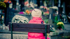 Návštevy cintorínov otvárajú dôležitú tému: Ako hovoriť s deťmi o smrti?