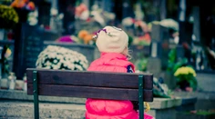 Návštevy cintorínov otvárajú dôležitú tému: Ako hovoriť s deťmi o smrti?