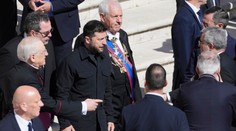 Volodymyr Zelenskyj dostal na pohrebe pápeža prominentné miesto. Vatikán porušil protokol, vyhlásil britský denník