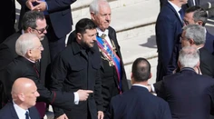 Volodymyr Zelenskyj dostal na pohrebe pápeža prominentné miesto. Vatikán porušil protokol, vyhlásil britský denník