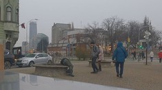 Ako sa zachováme, keď uvidíme na lavičke ležať človeka? Výsledok experimentu je hrozivý