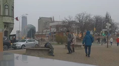 Ako sa zachováme, keď uvidíme na lavičke ležať človeka? Výsledok experimentu je hrozivý