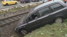 Kuriózna nehoda v centre Zvolena: Maturant skončil s autom rovno v koľajisku