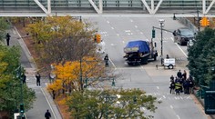 New York má tajomného hrdinu: Útočníkovi z Manhattanu vykopol zbrane z rúk