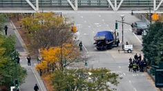 New York má tajomného hrdinu: Útočníkovi z Manhattanu vykopol zbrane z rúk