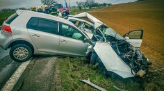 Po šmyku a čelnej zrážke zahynula pri Vrábľoch 48-ročná žena. Z jej auta ostal len šrot