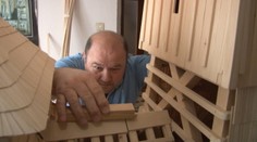 Z dreva vyrába unikátne dielo. Maketu niekdajšej cerkvi