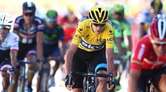 Froome mal počas pretekov nepríjemné "osvieženie". Divák ho oblial močom