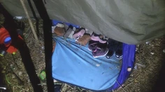 Dievčatko žilo s rodičmi v hrozných podmienkach v stane. Na tvári malo ranu po uhryznutí