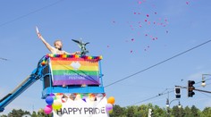 Pripomenuli si aj obete streľby v Teplárni. Na Pride v Prahe podporili LGBTI+ desaťtisíce ľudí