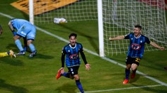 VIDEO: Futbalista skolaboval priamo na ihrisku, zápas predčasne ukončili. Spoluhráči sa neubránili slzám