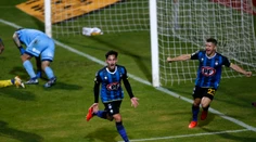 VIDEO: Futbalista skolaboval priamo na ihrisku, zápas predčasne ukončili. Spoluhráči sa neubránili slzám