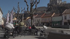 Zažili sme prvý deň bez opatrení, ale respirátory v obchodoch tak skoro z tváre dole nedáme