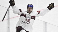 Francúzov nakopla efektivita, zradila chyba. Lotyši si poistili tri body dvoma gólmi do prázdnej bránky