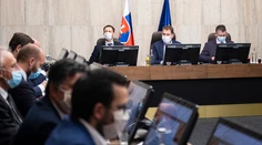Vláda schválila návrh rozpočtu, budúci rok očakáva deficit takmer 7,5 percenta HDP